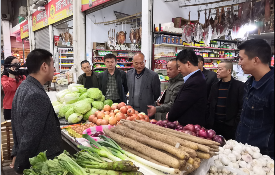 剑阁县政法委书记杨明学到白龙供销社调研食品安全工作